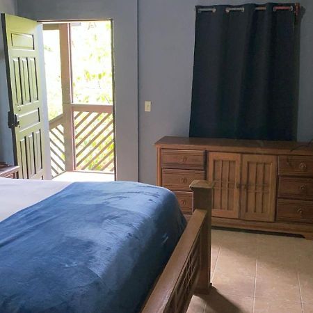 Airport Inn Roatan Coxen Hole Exterior foto