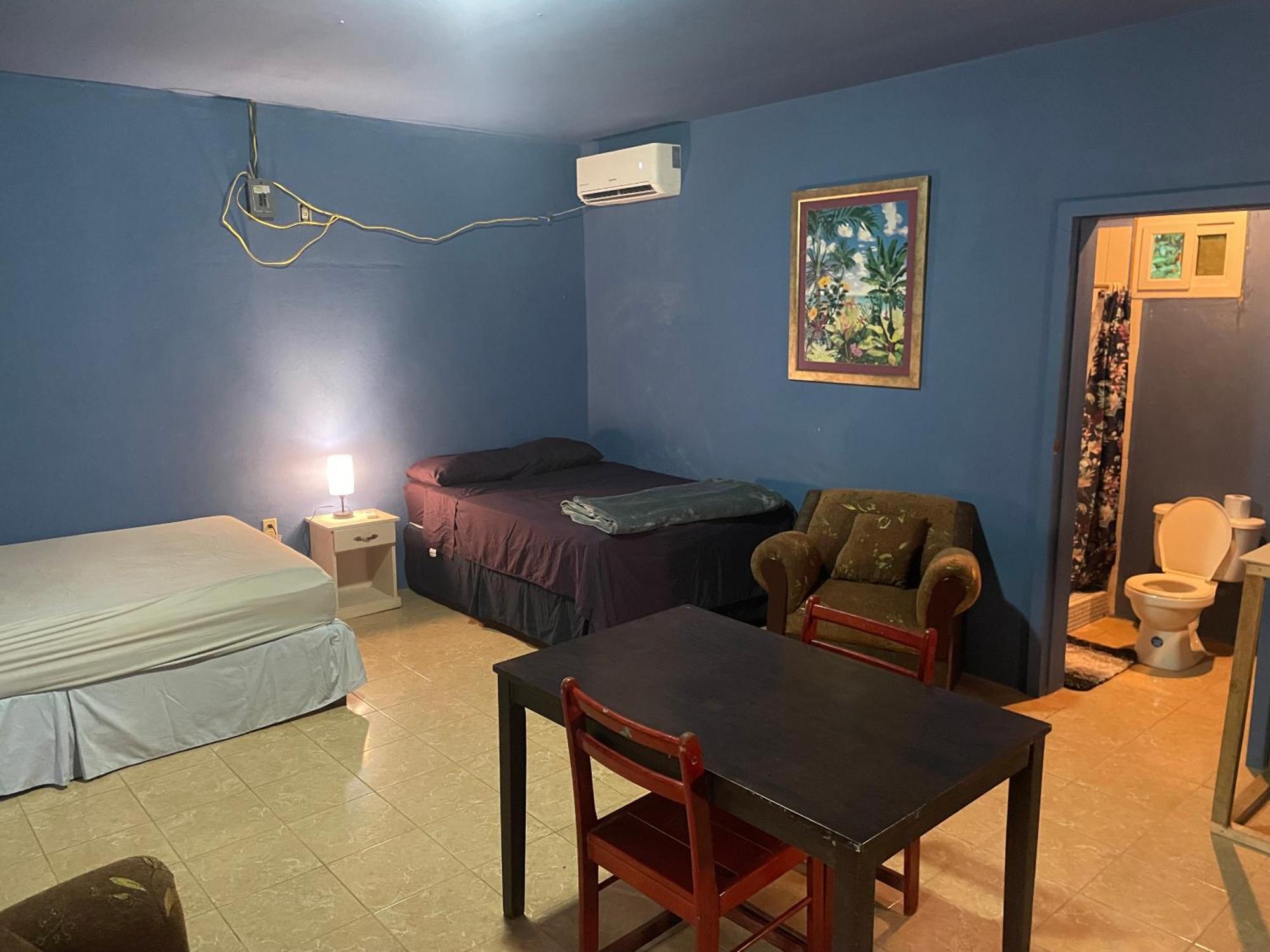 Airport Inn Roatan Coxen Hole Exterior foto