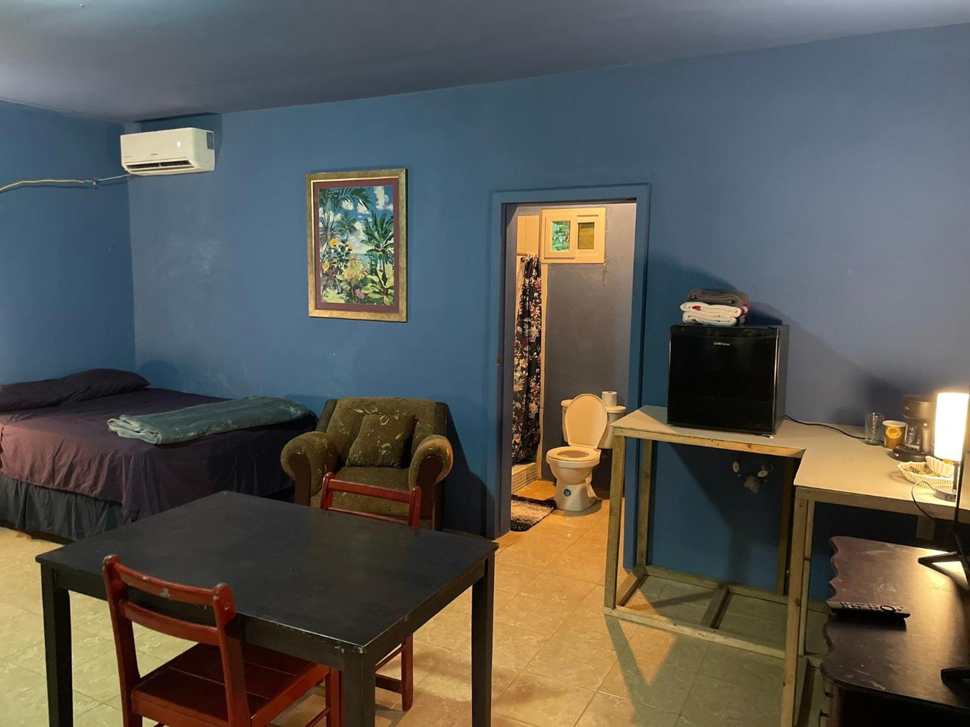 Airport Inn Roatan Coxen Hole Exterior foto