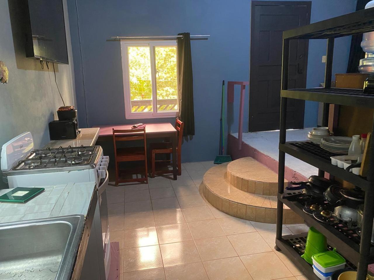 Airport Inn Roatan Coxen Hole Exterior foto